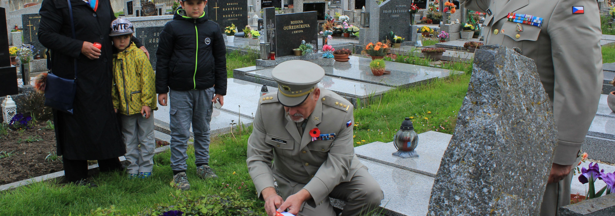 Plukovník Urban pokládá kytici na hrob majora Samce