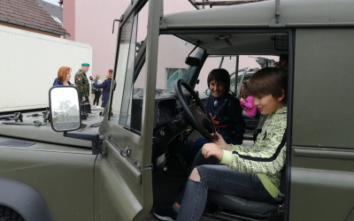 Děti si nejvíc užili možnost nasednout do vojenské techniky...